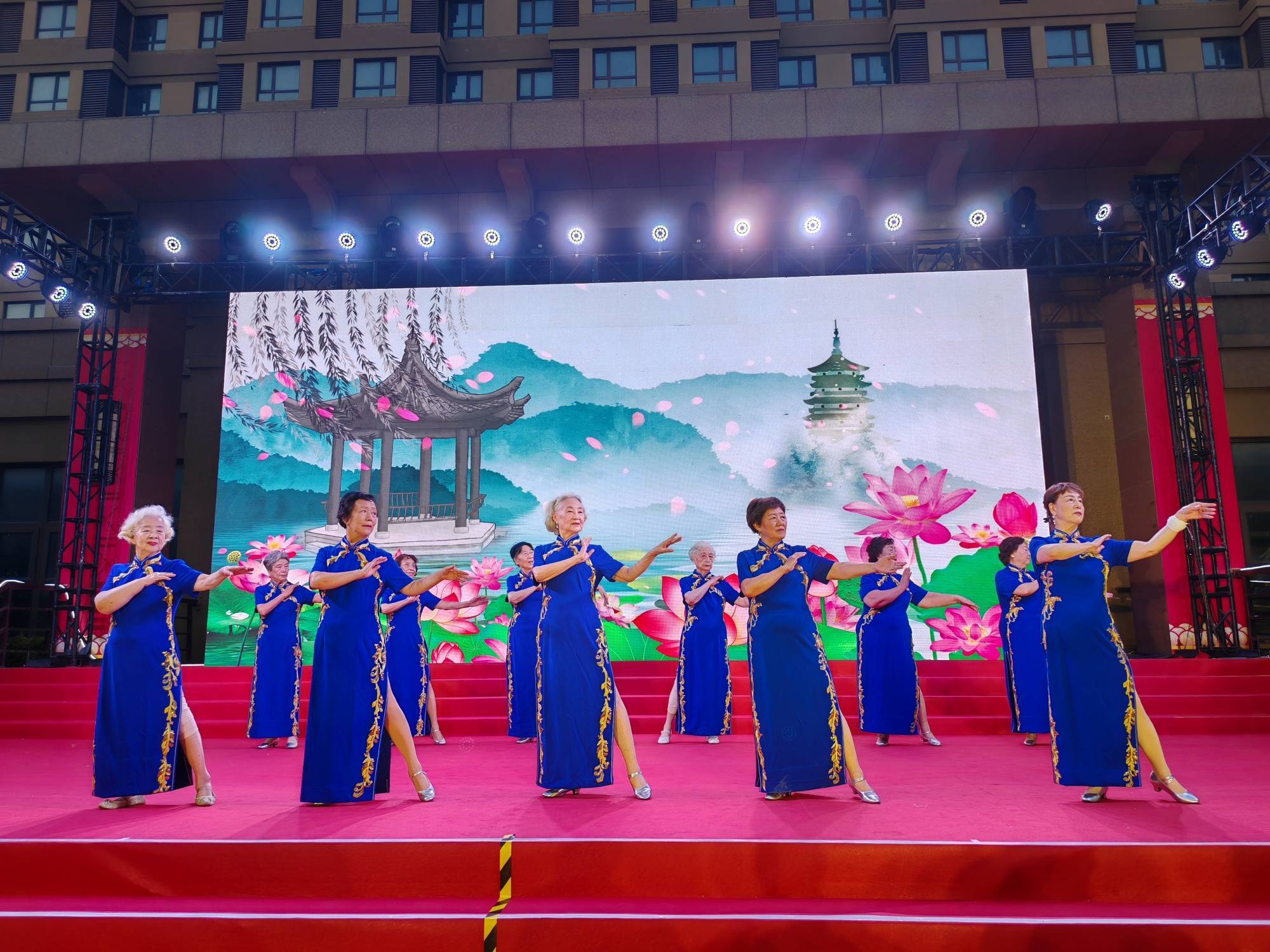 16日中午,康宁津园为每位嘉宾提供天津传统特色喜面,展现出家的热情和