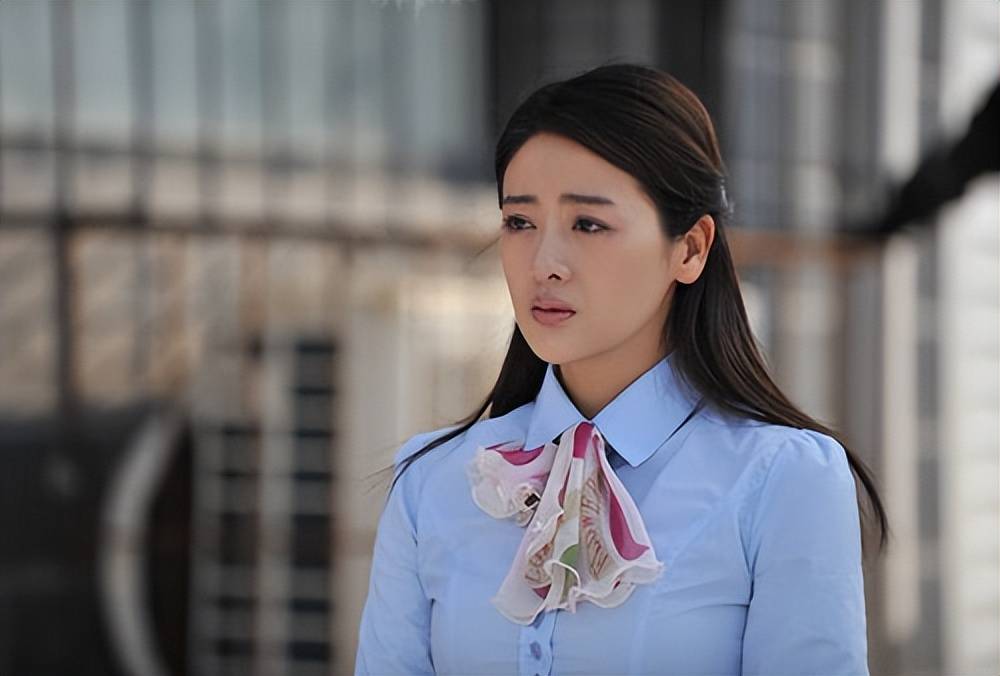 在拍摄《漂亮主妇》的时候,她认识了当时还只能演小配角的经超.