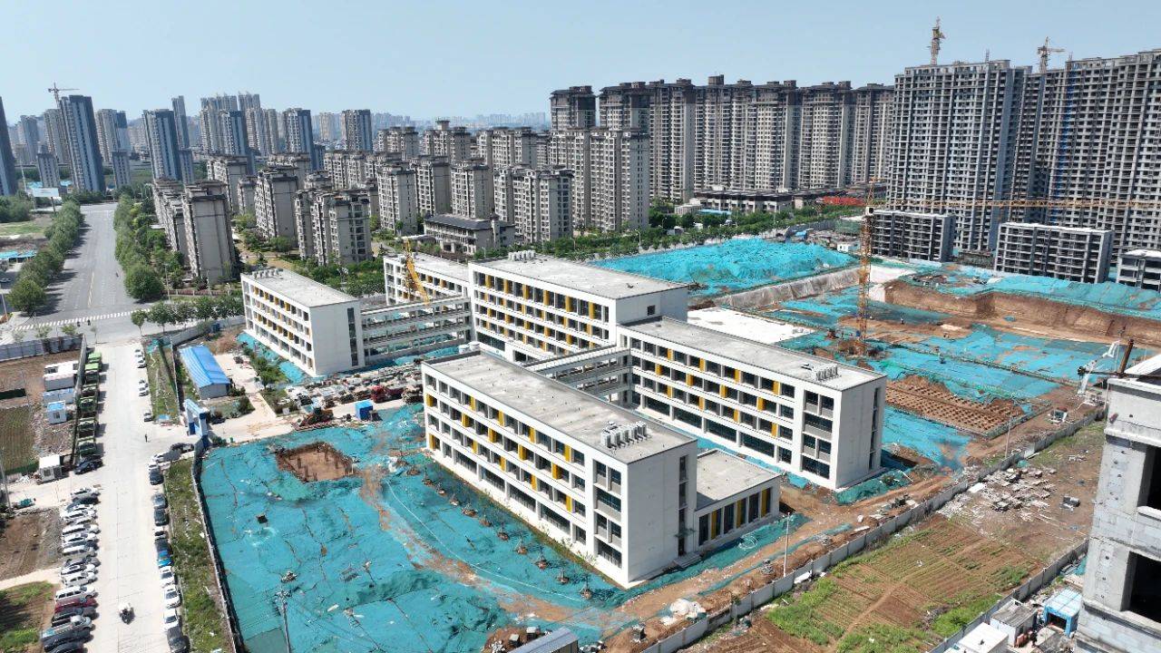 建设中的安阳市示范区第一实验学校周口市鹿邑县利用教师进修学院闲置
