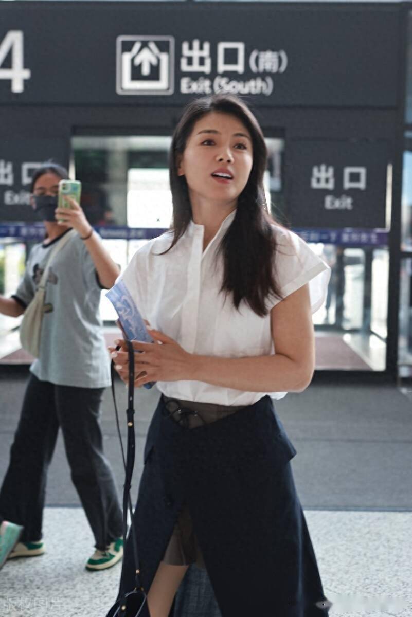 刘涛上海出发,白色衬衫搭配黑色开叉裙简约大方_机场