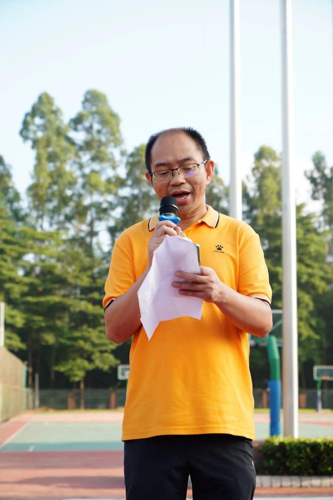 图|国旗下讲话谭伟文副校长总结了赵梦真同学的发言,告诉我们要讲好