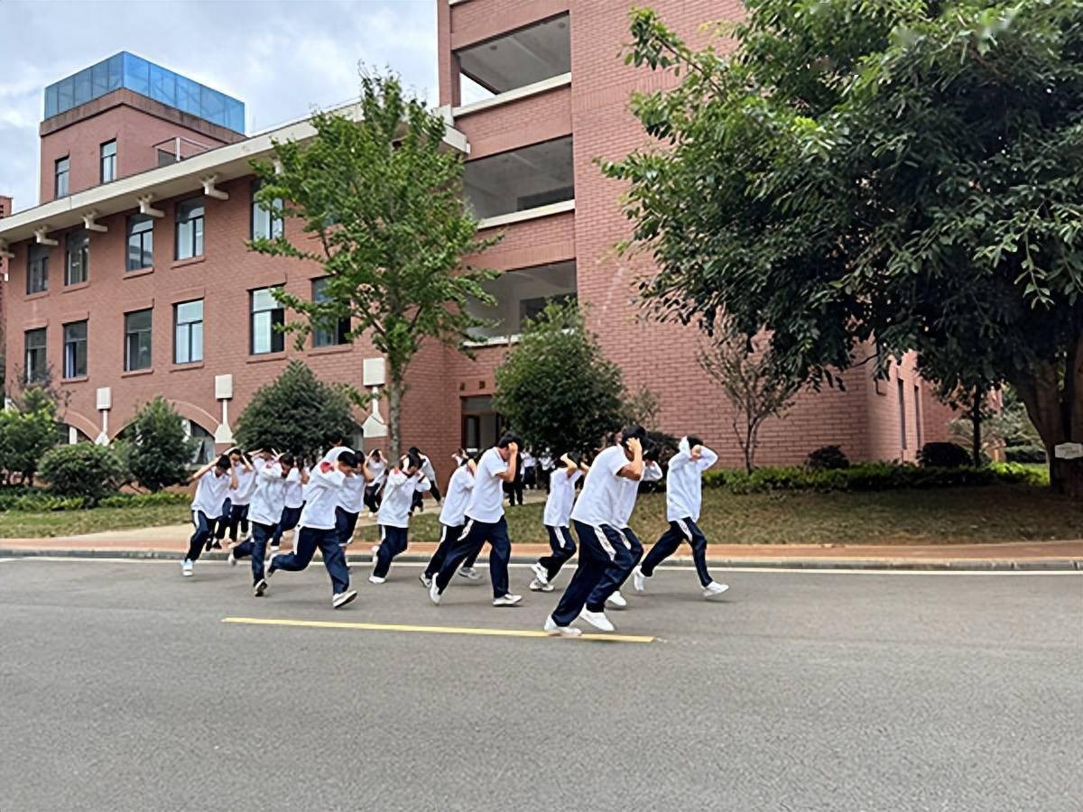 黔西南州人防音响警报试鸣演练走进兴义市第五中学_意识_历史_校园
