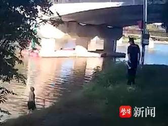 哭笑不得!河中惊现“浮尸”?原来是大爷在仰泳_水面_群众_河面上