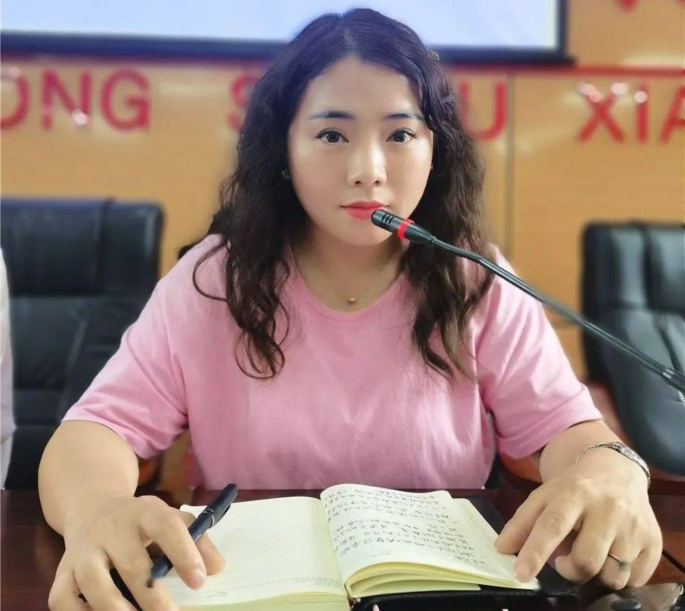 沉潜,不断探索和创新,用心灵赢得心灵,用智慧点燃智慧,做有情怀的老师