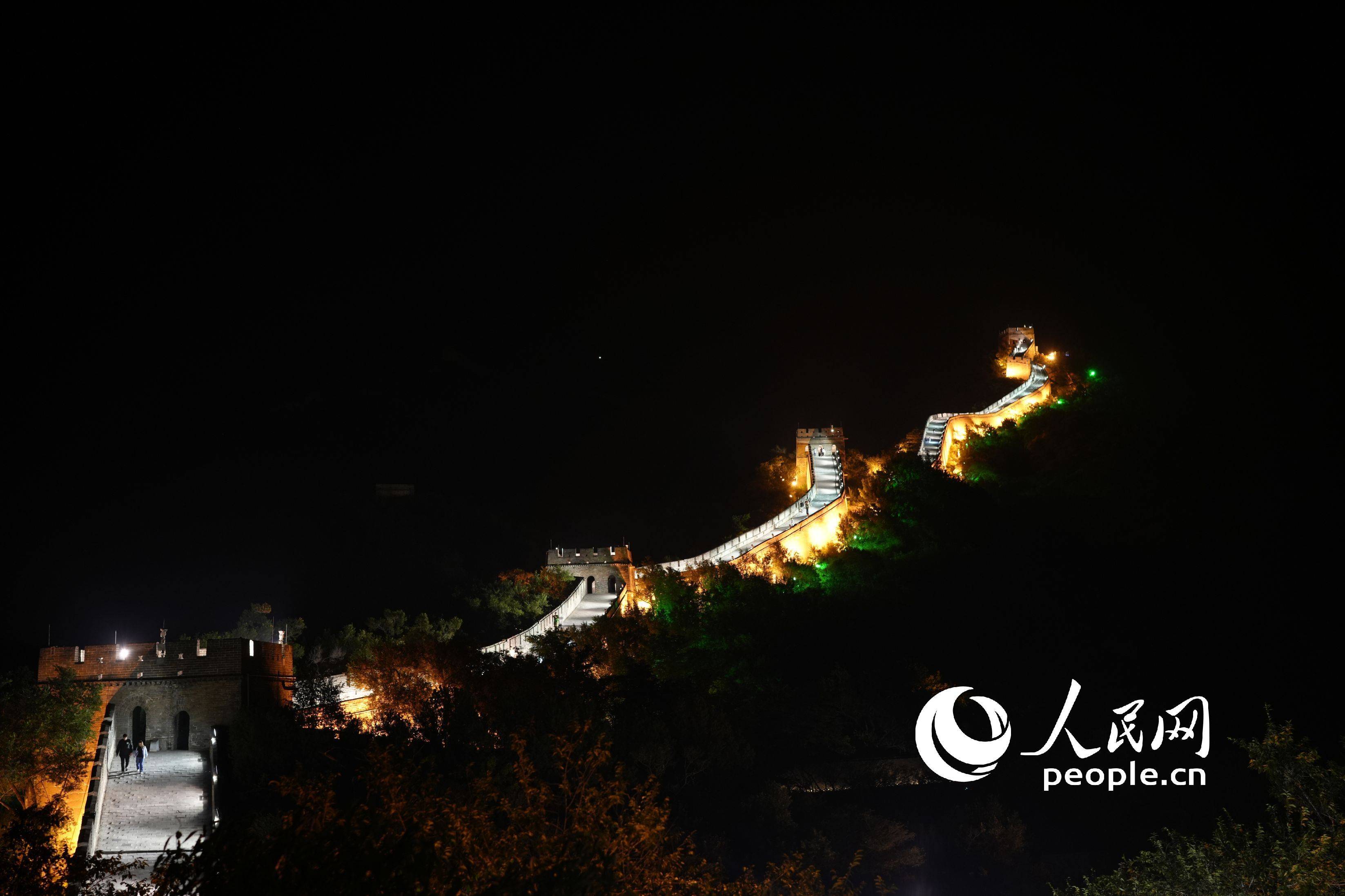 长城夜景.人民网记者 王天乐摄夜晚的八达岭景区.