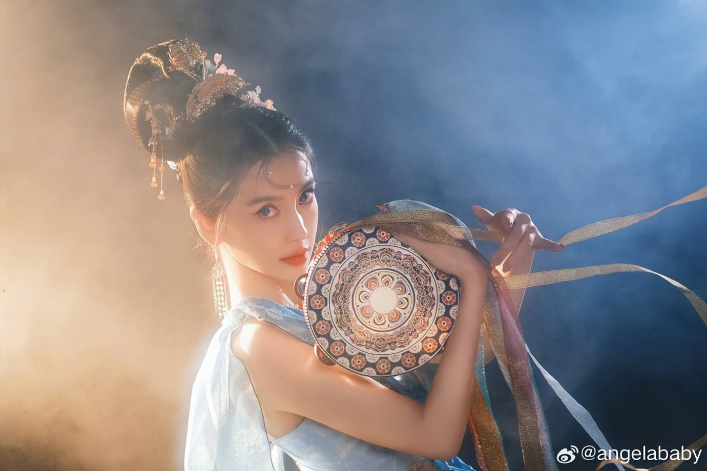angelababy晒敦煌神女造型写真,光影间翩翩起舞似画中人_个人_微博