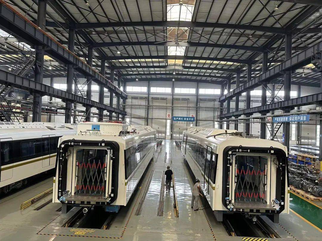 成都地铁13号线列车首次亮相_设计_乘客_降低