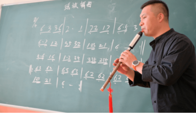 支教团队里韩建国和美术老师钟华是一对夫妻.