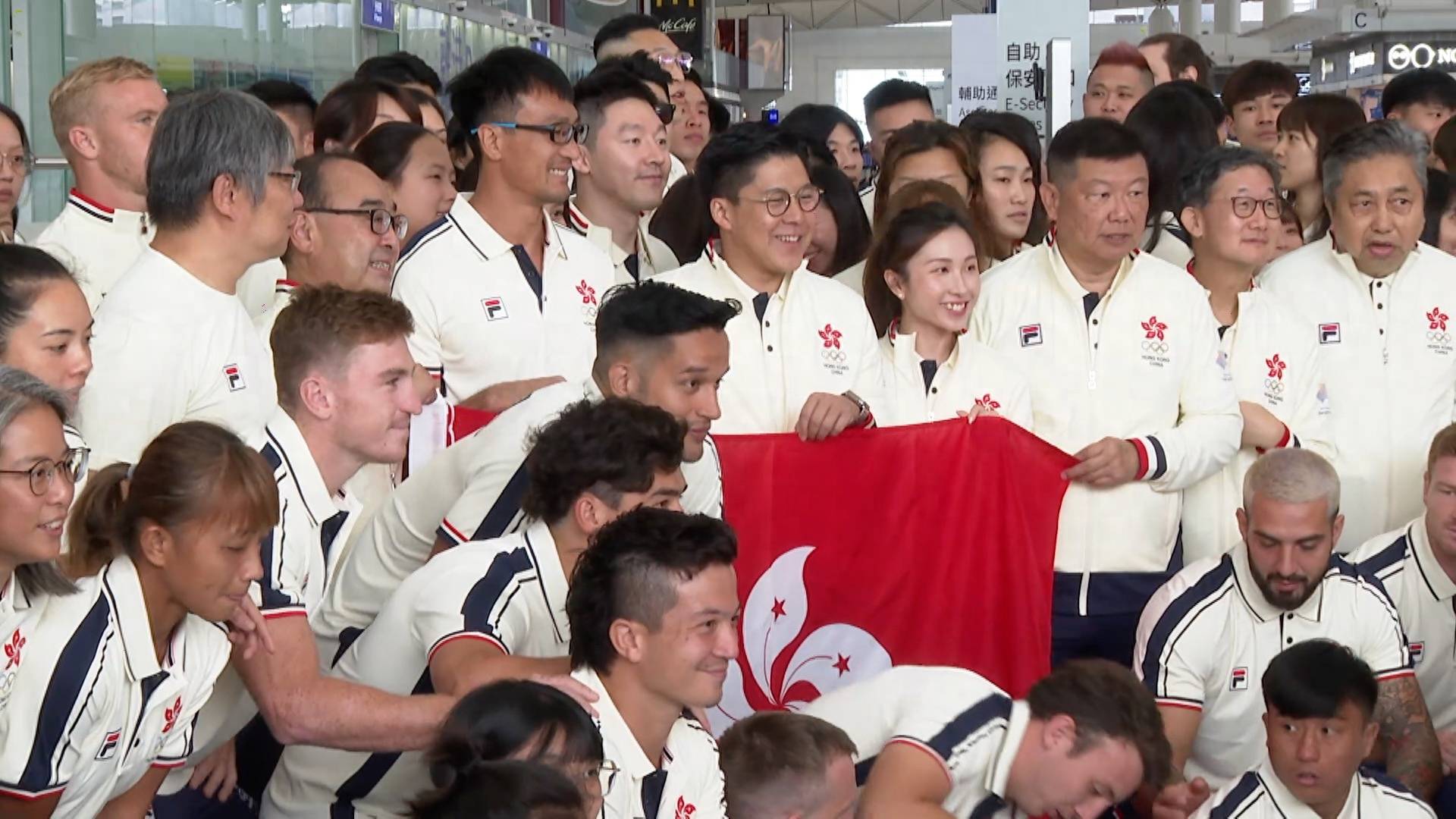 中国香港代表团大部队启程前往杭州_韦骅_林宁_许朗轩
