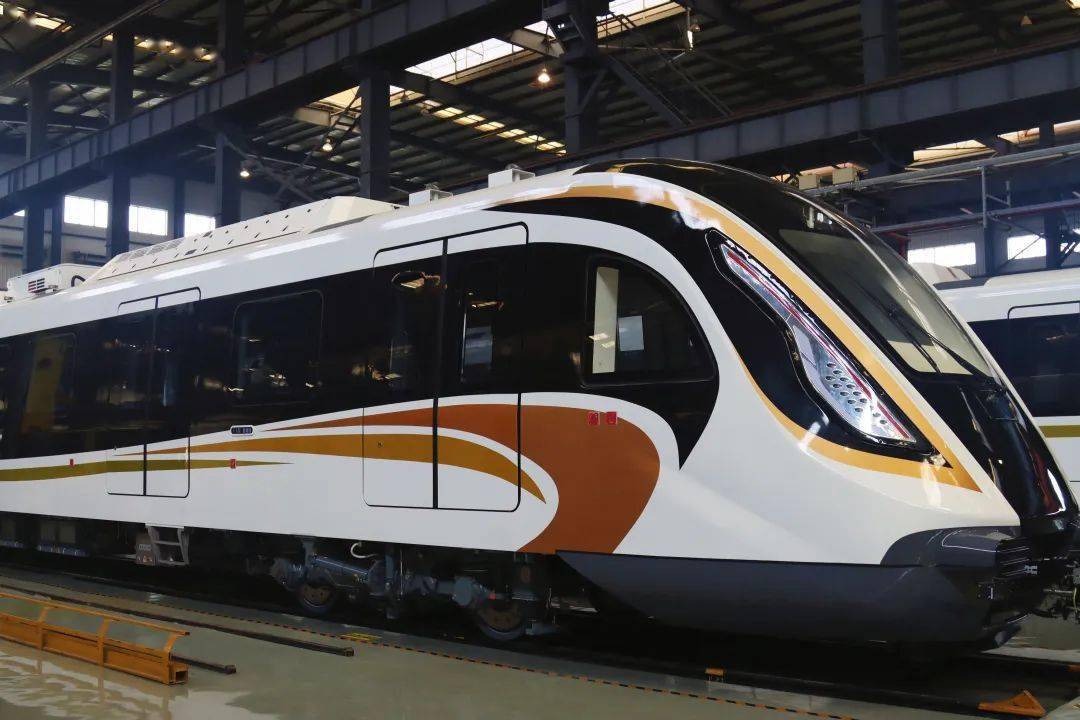 成都地铁13号线列车首次亮相_设计_乘客_降低