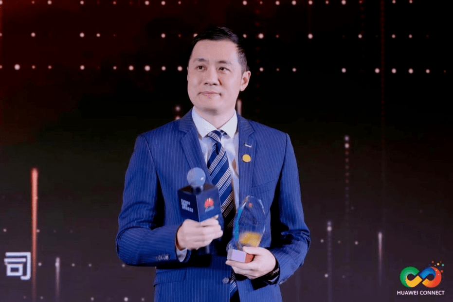 中软国际高级副总裁,云智能业务集团ceo孙佳韡领取大会奖项在华为"