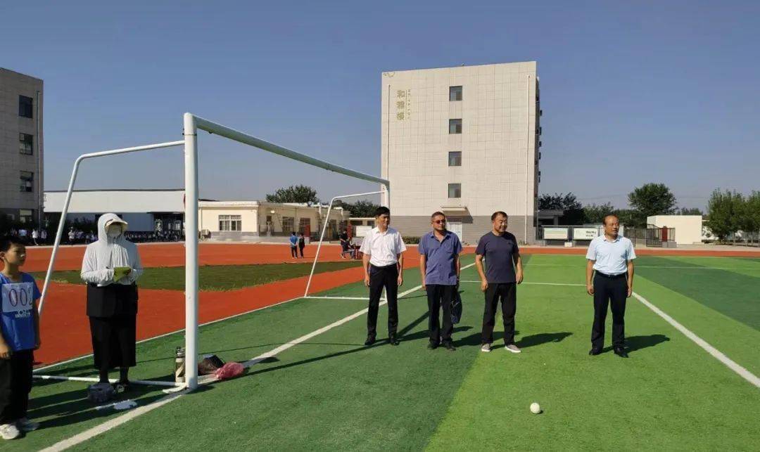 杜吉元,市教体局体卫艺科科长范春明莅临指导,镇中心中学校长严忠致辞