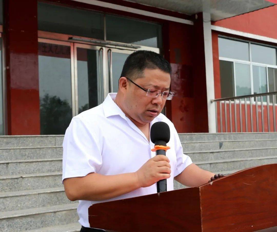 宣布区模范校长董事长 程勇太谷爱德星教育科技有限公司戴风富总督学