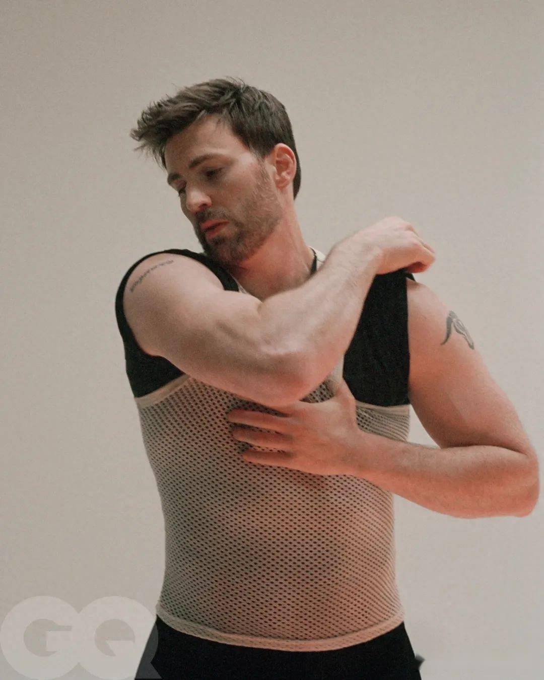 "美队"克里斯·埃文斯亮相多国《gq》封面,白背心秀健硕肌肉_生活