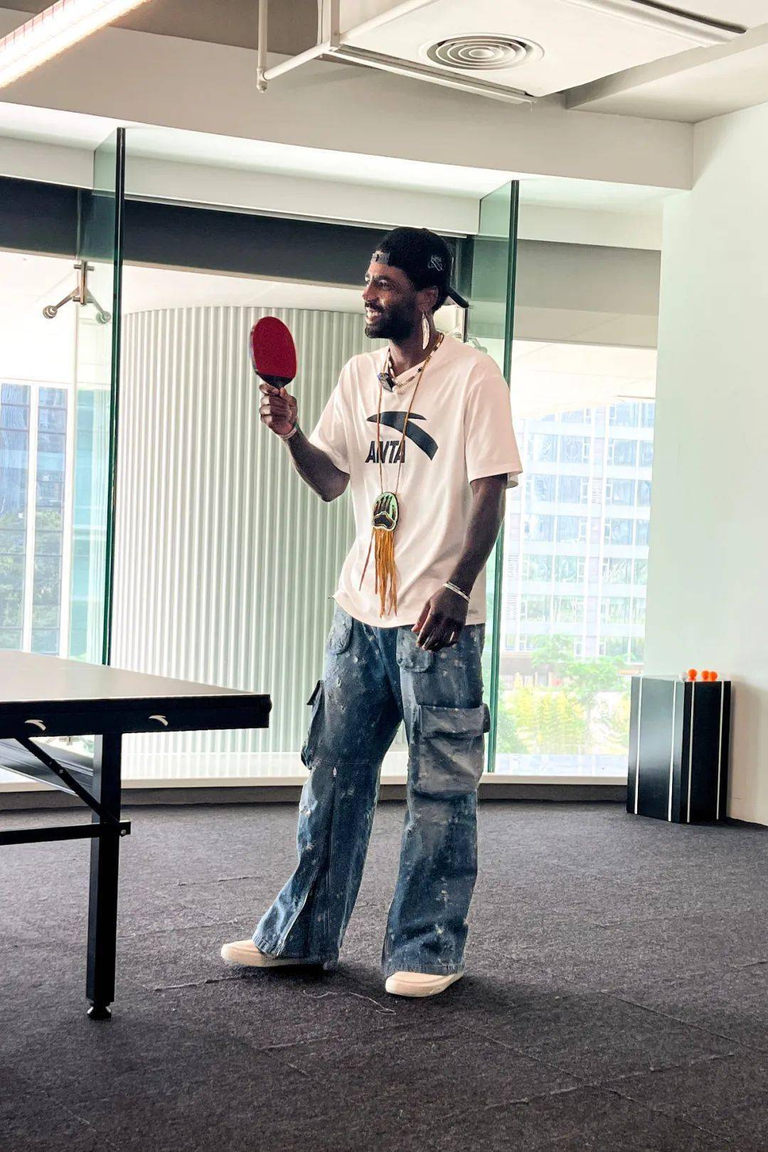 在办公室上班的第一天,欧文就点起了鼠尾草,这一幕大伙不会陌生.