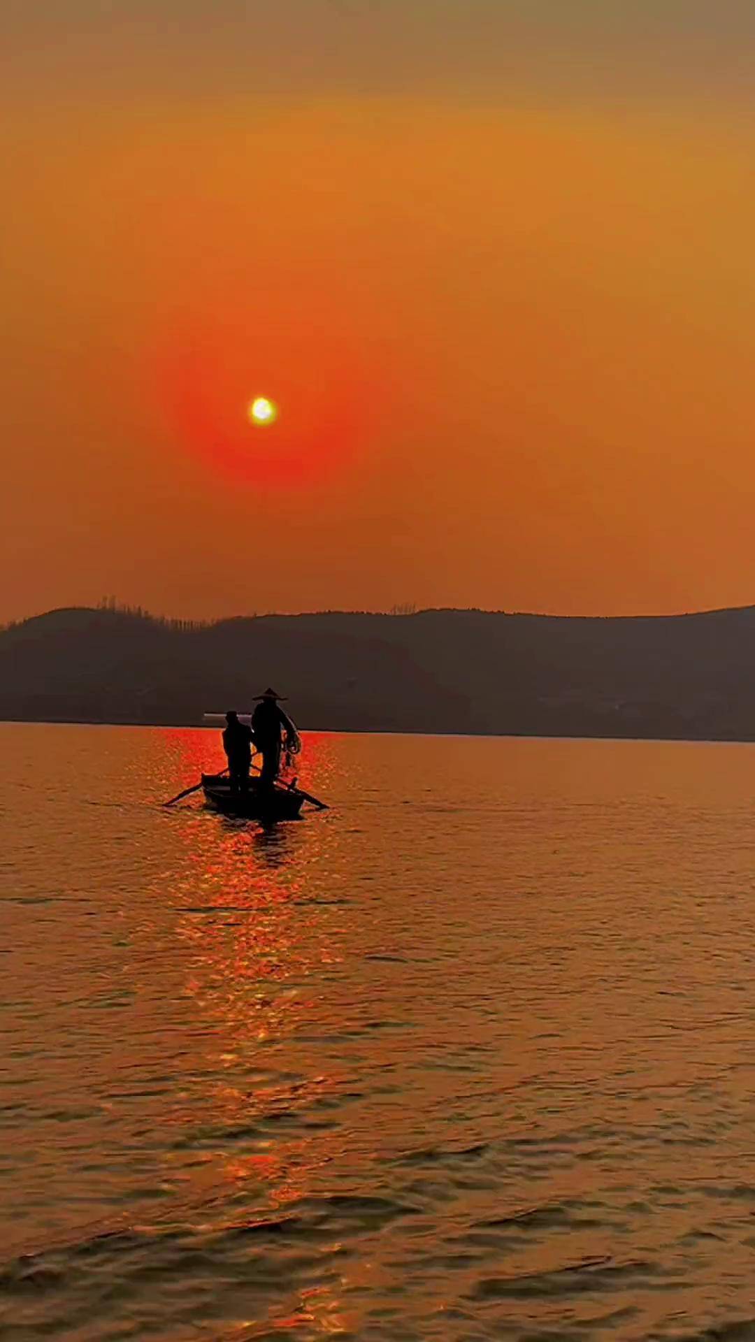 夕阳西下落日余晖 落日余晖霞光万丈,就在跋山水库沂水跋山水库