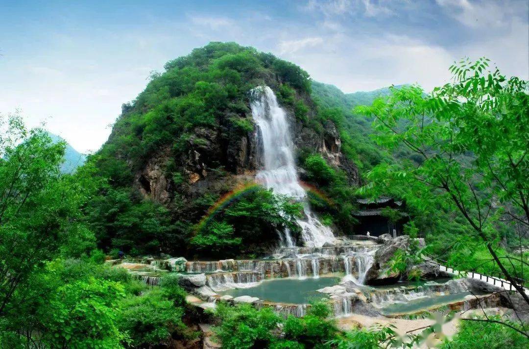 三峡中原第一夜景双龙湾旅游度假区位于河南省三门峡市卢氏县双龙湾镇