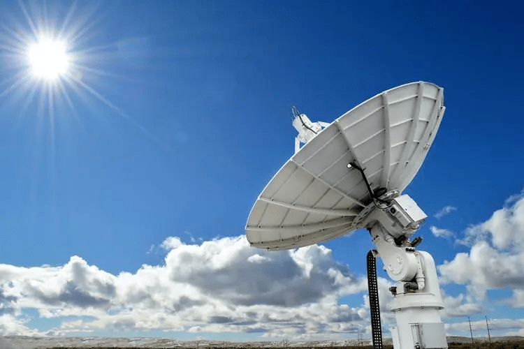 卫星通信有两种应用模式,一个是作为骨干通信网,需要卫星地面站进行