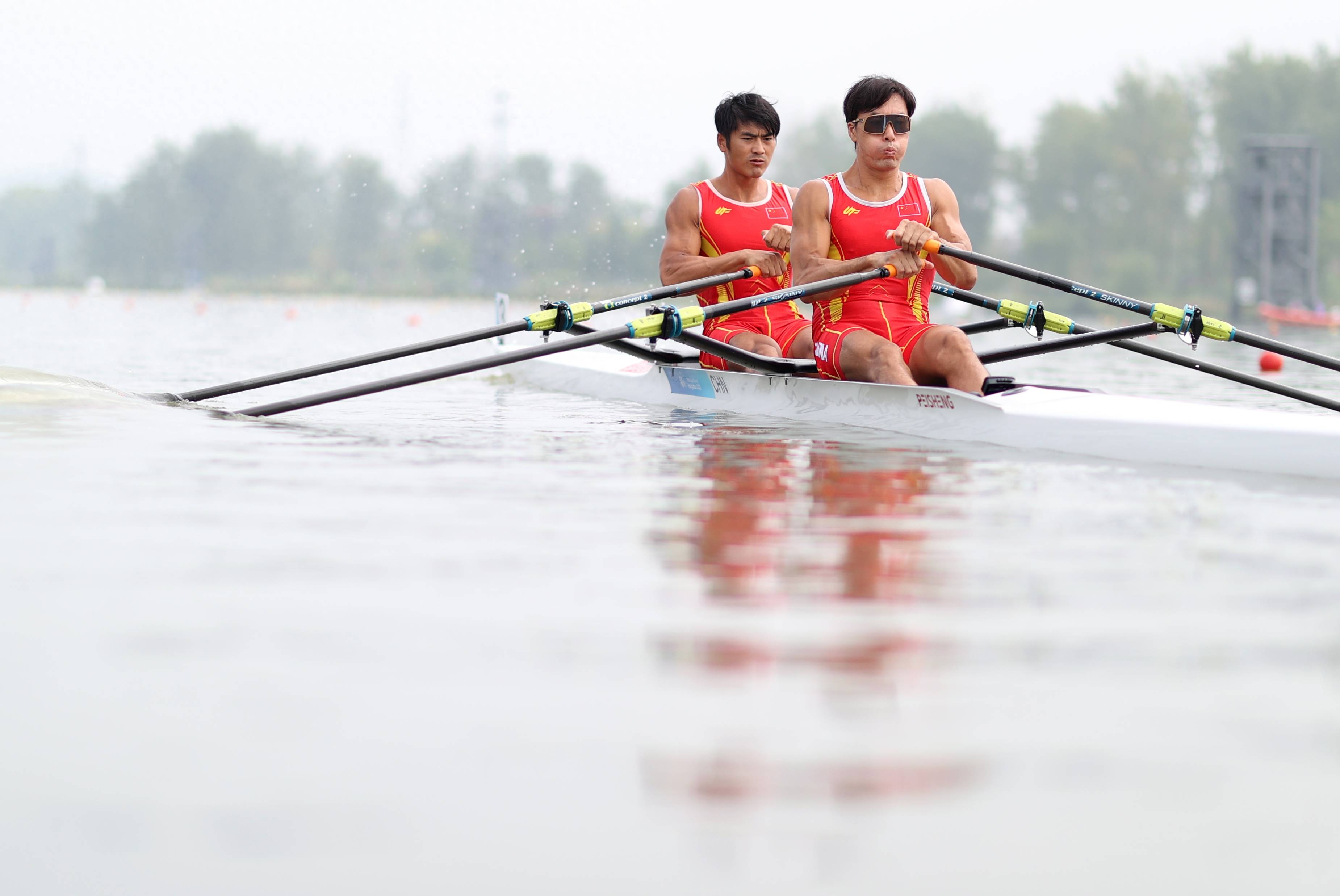 (杭州亚运会)赛艇——刘治宇/张亮夺得男子双人双桨冠军_决赛_新华社