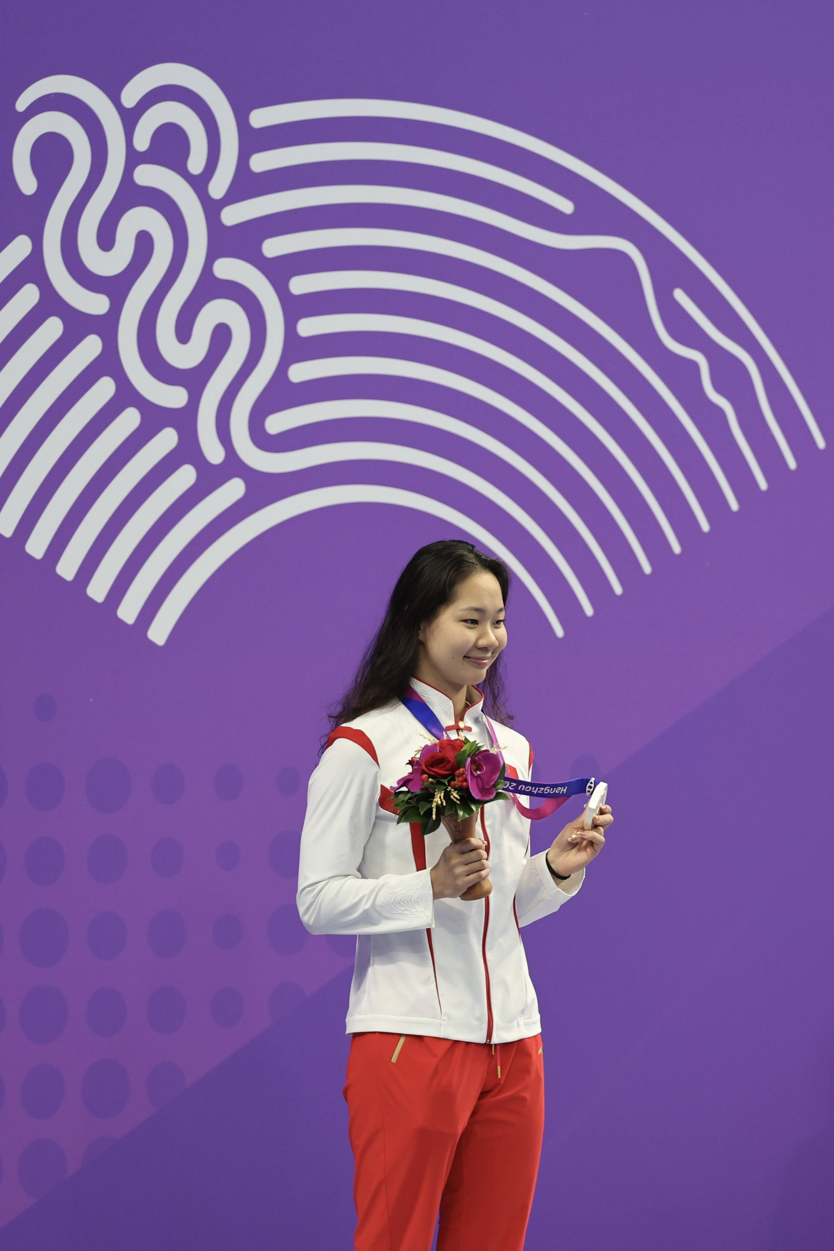 "蝶后"张雨霏斩获杭州亚运个人首金,广东选手俞李妍夺银_朱小龙_金牌