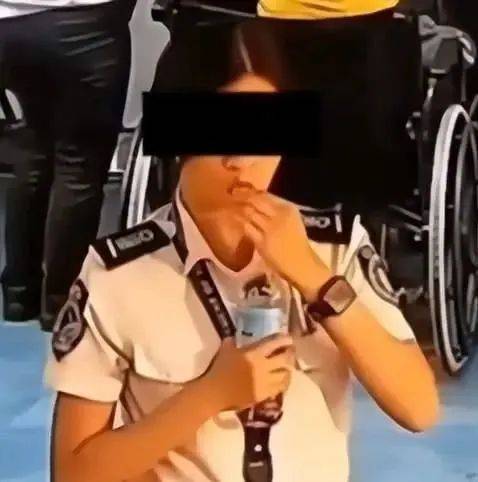 监控曝光！机场安检员偷中国旅客现金，还企图生吞