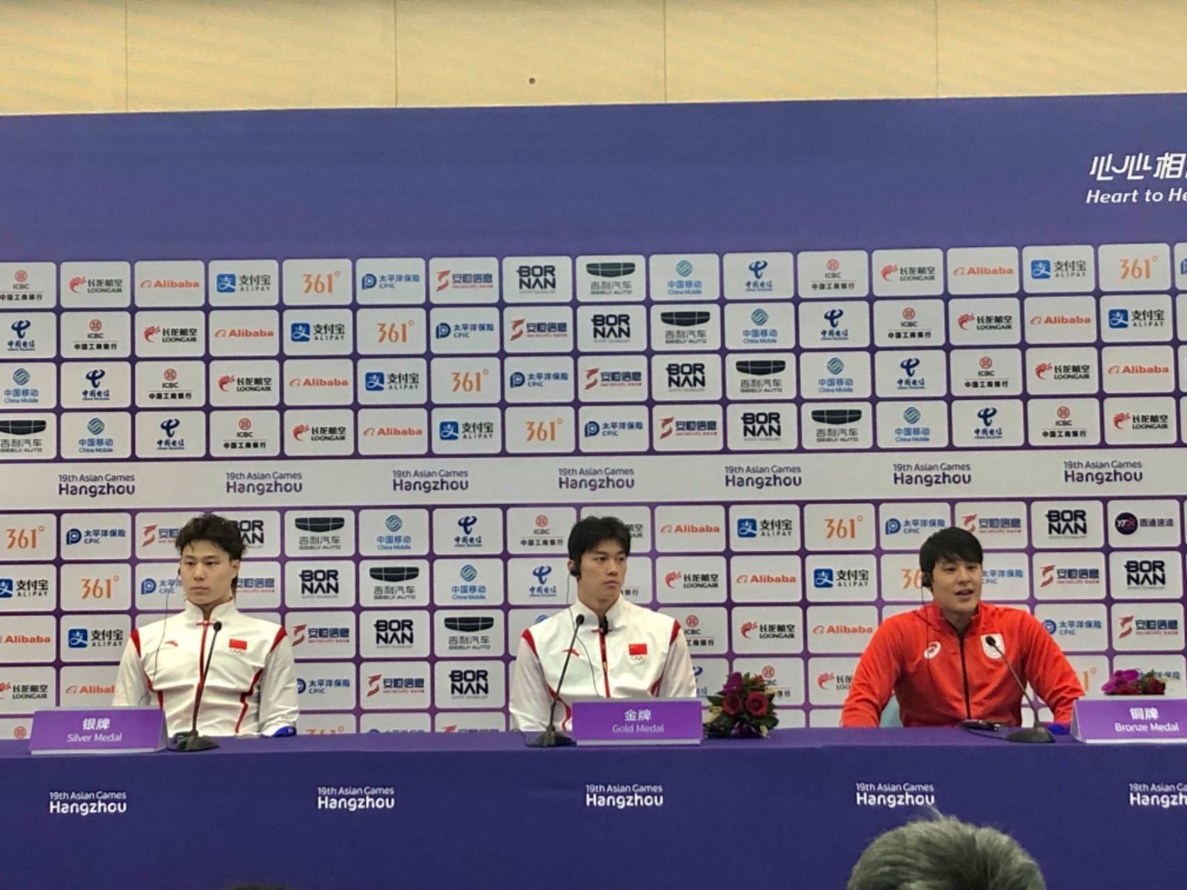 亚运主火炬手汪顺200米混合泳破亚洲纪录,甩掉泳帽庆祝夺金:一年的