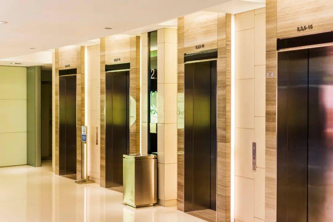 家住楼房的都注意,事关你的安全→_电梯_按钮_乘客