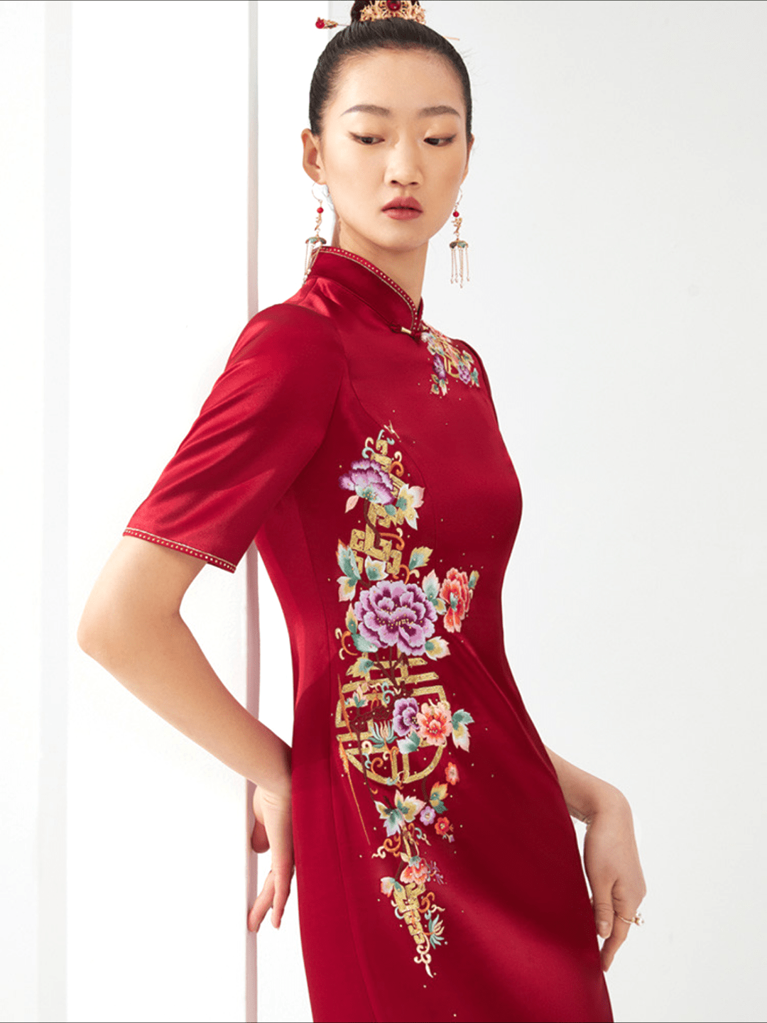 刺绣纹样富贵牡丹加以"双喜"盘绳绣纹样寓意花开富贵,双喜临门旗袍