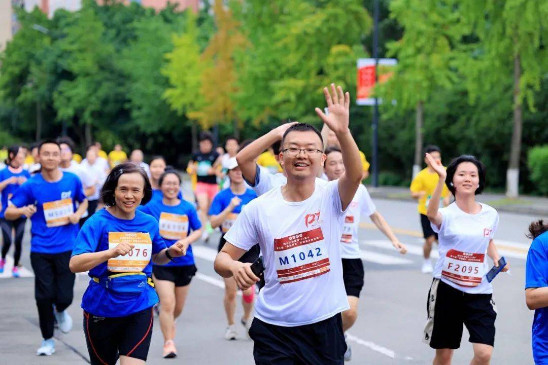 四川大学第六届"乐跑回家"校园健身跑活动举行_校友_比赛_选手