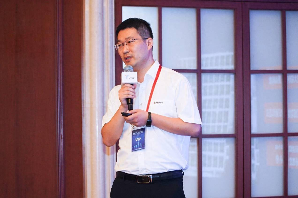 码器产品总监刘伟)圆桌互动交流环节由深蓝资本合伙人张志远担任主持