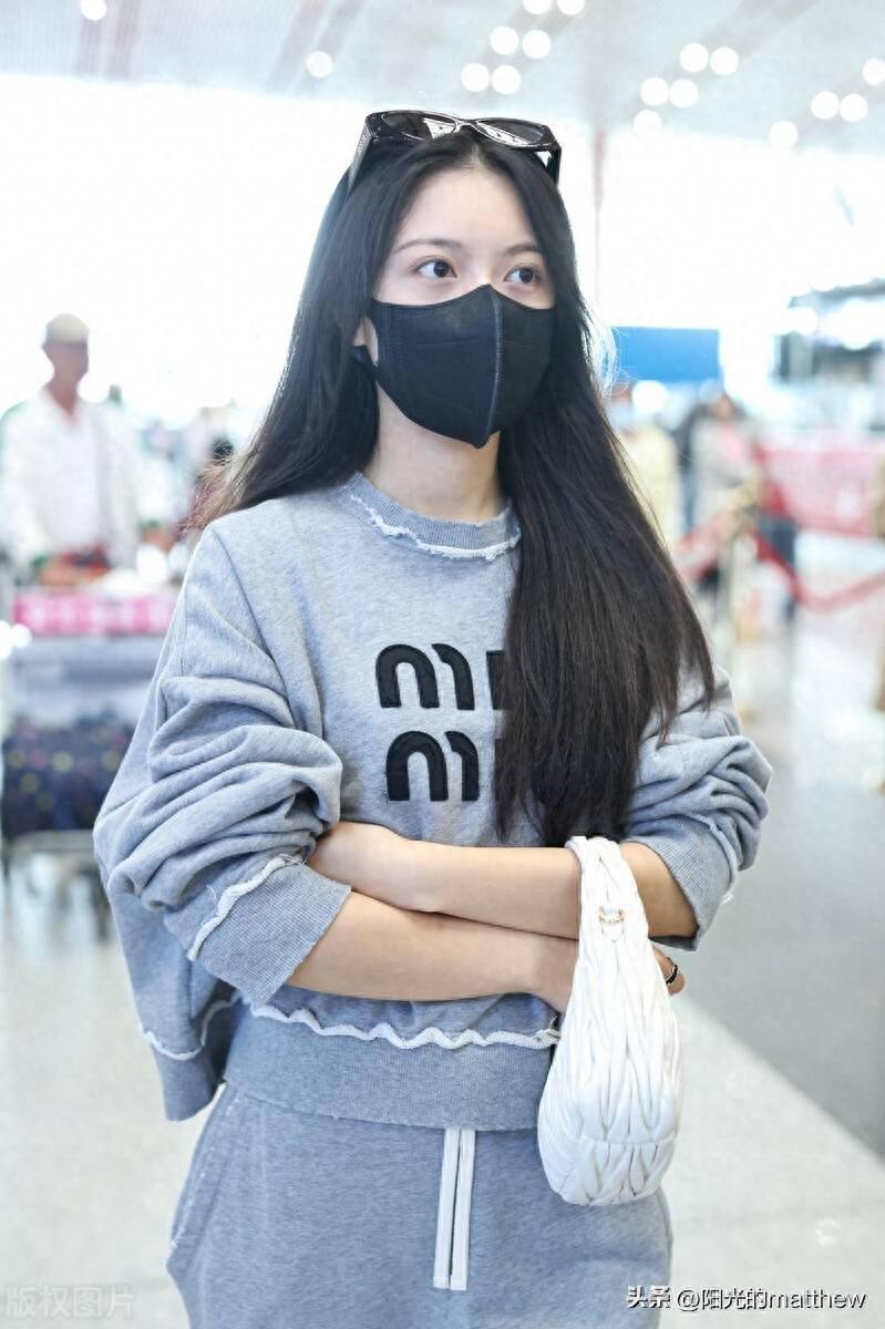 街拍:赵今麦灰色卫衣 卫衣裤 白色手提包 白色运动鞋休闲自在_miu