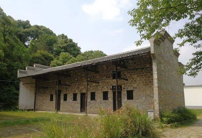 梓源民国村位于安义县万埠镇桃二村鸭嘴垅自然村,是国民党陆军二级