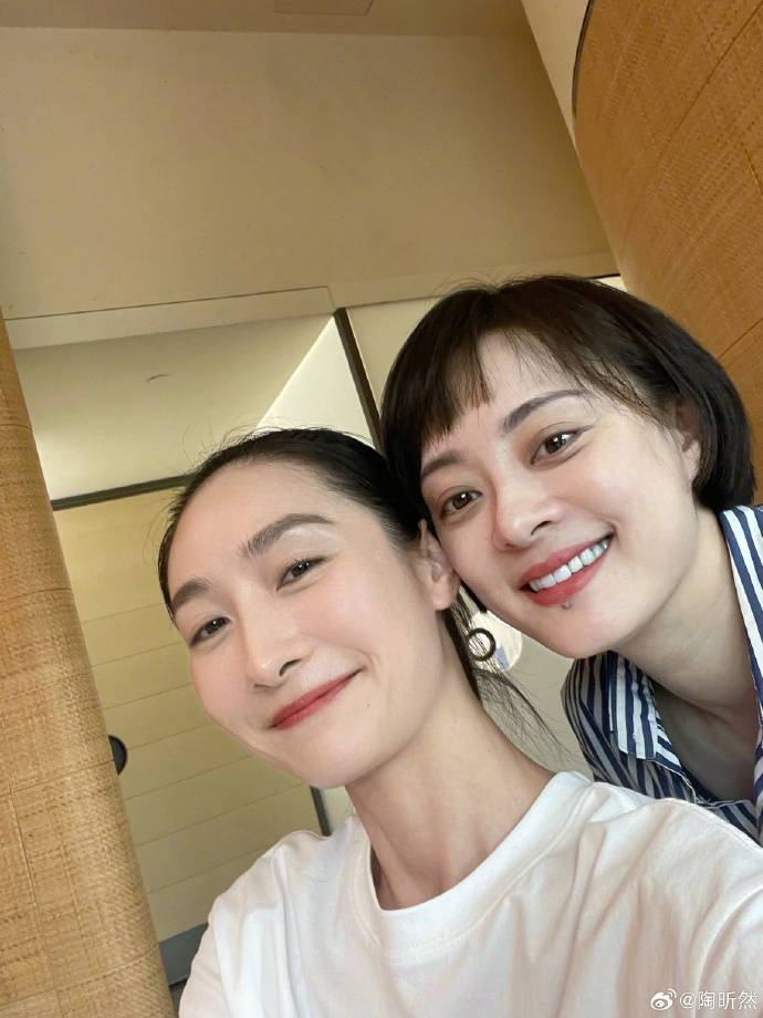 陶欣然晒与孙俪合照:这一年没有见面没有新合影,对俩人提出严肃批评