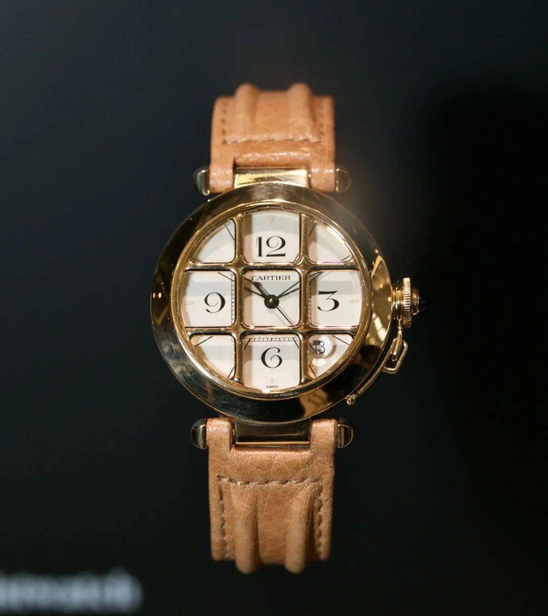 1986 年的 pasha de cartier 腕表,拥有标志性的初代 "九宫格" 造型.