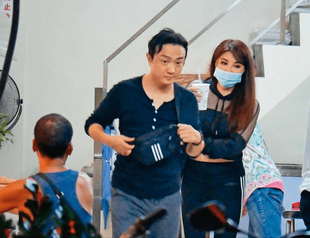 53岁武打女星杨丽菁不婚不育不断换男友,与新欢爱得炽热当街亲昵_对方