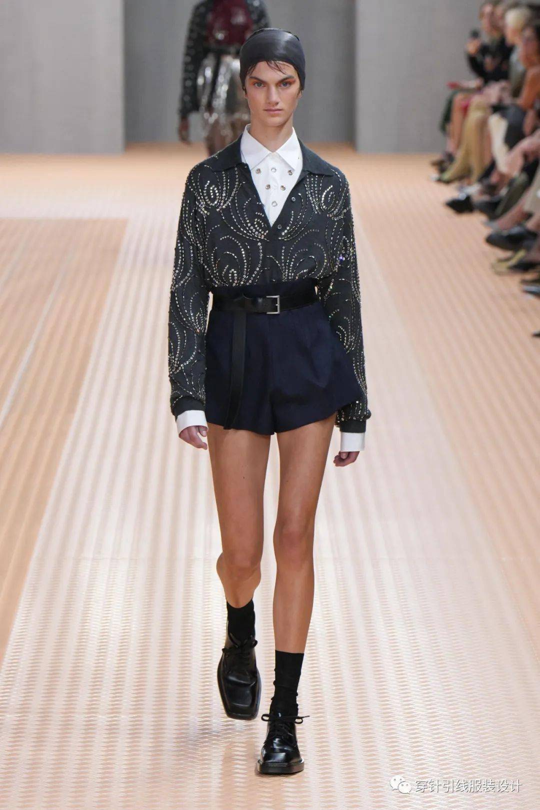 米兰时装周的重头戏prada,超模杜鹃与刘雯同台走秀,粉色粘液承袭男装