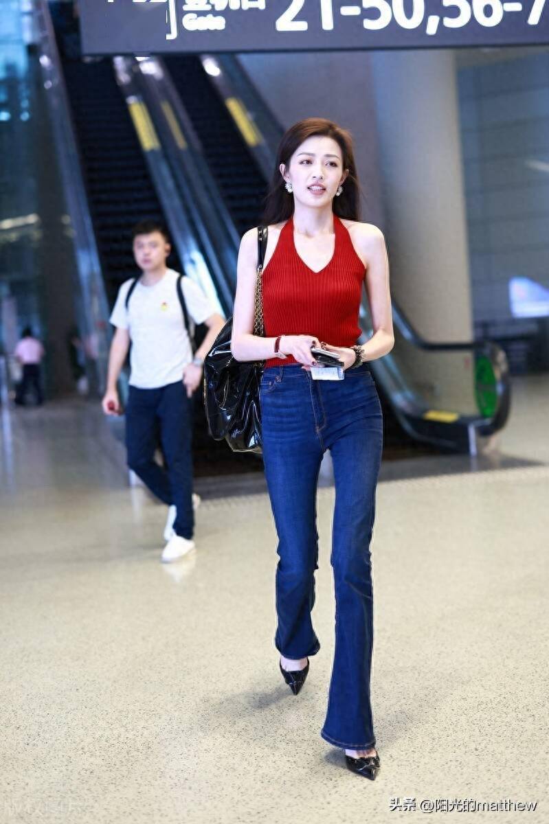 王秀竹现身上海机场,挂脖背心配牛仔裤时尚靓丽
