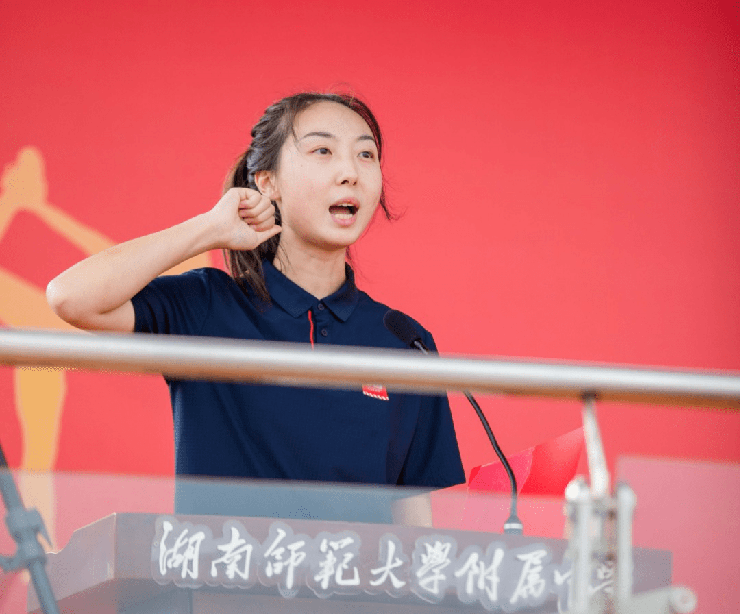 裁判员代表徐柳老师宣誓志愿者代表2322班杨婧瑀同学宣誓校长谢永红