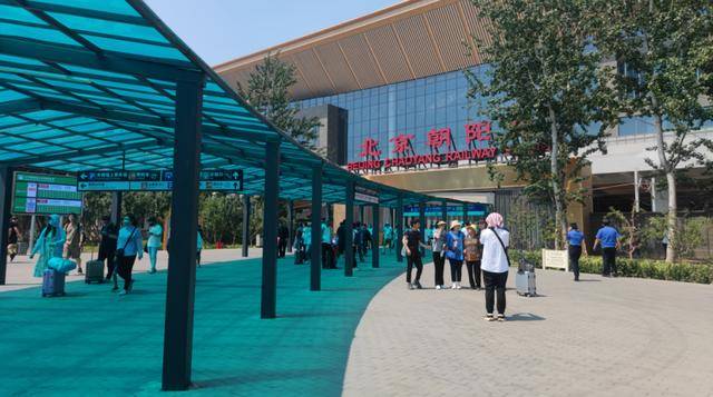 公共交通乘坐地铁10号线至亮马桥站d口(西南口),地铁14号线至东风北桥