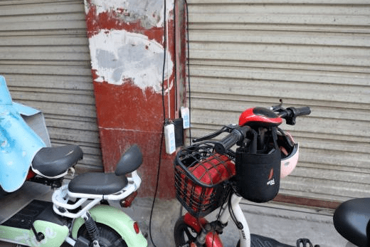 【曝光台】这些小区"飞线充电"现象严重_电动车_电线_通道