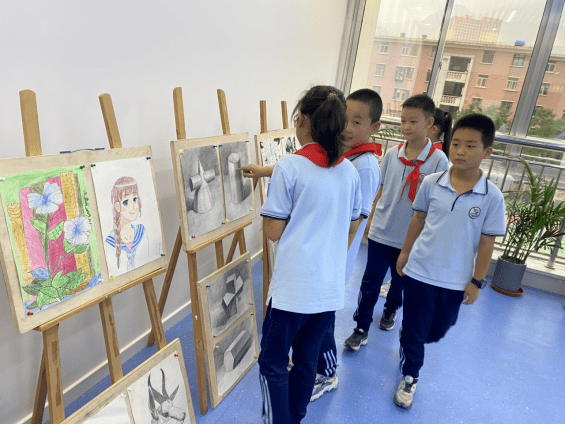 02近日,走進一隻船小學的教學樓,有一處園地五彩紛呈,格外熱鬧.