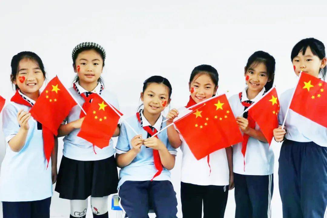 温县城内小学的孩子们这样向祖国"告白"_送祝福_五星红旗_国旗