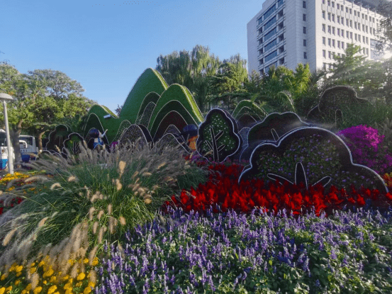 据悉,此次"国庆"景观布置突出常态化中设计亮点景观地,注重将口袋公园