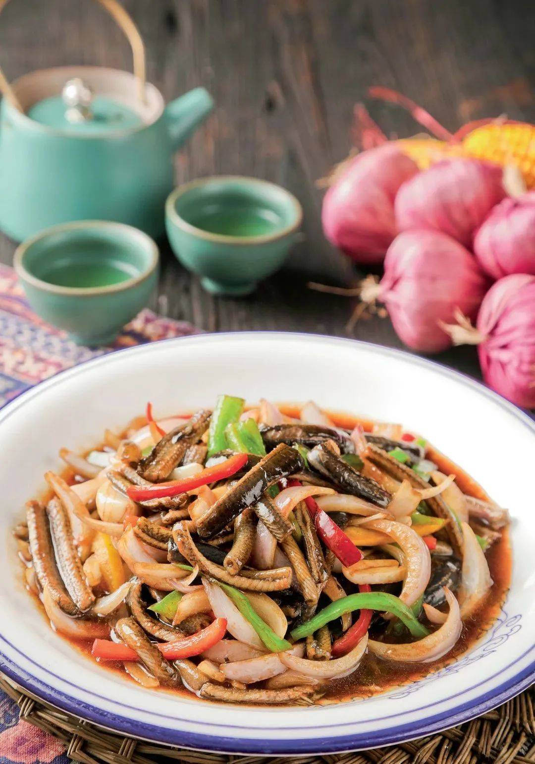 炒鳝丝又叫炒长鱼是一道具有淮扬风味的传统菜肴