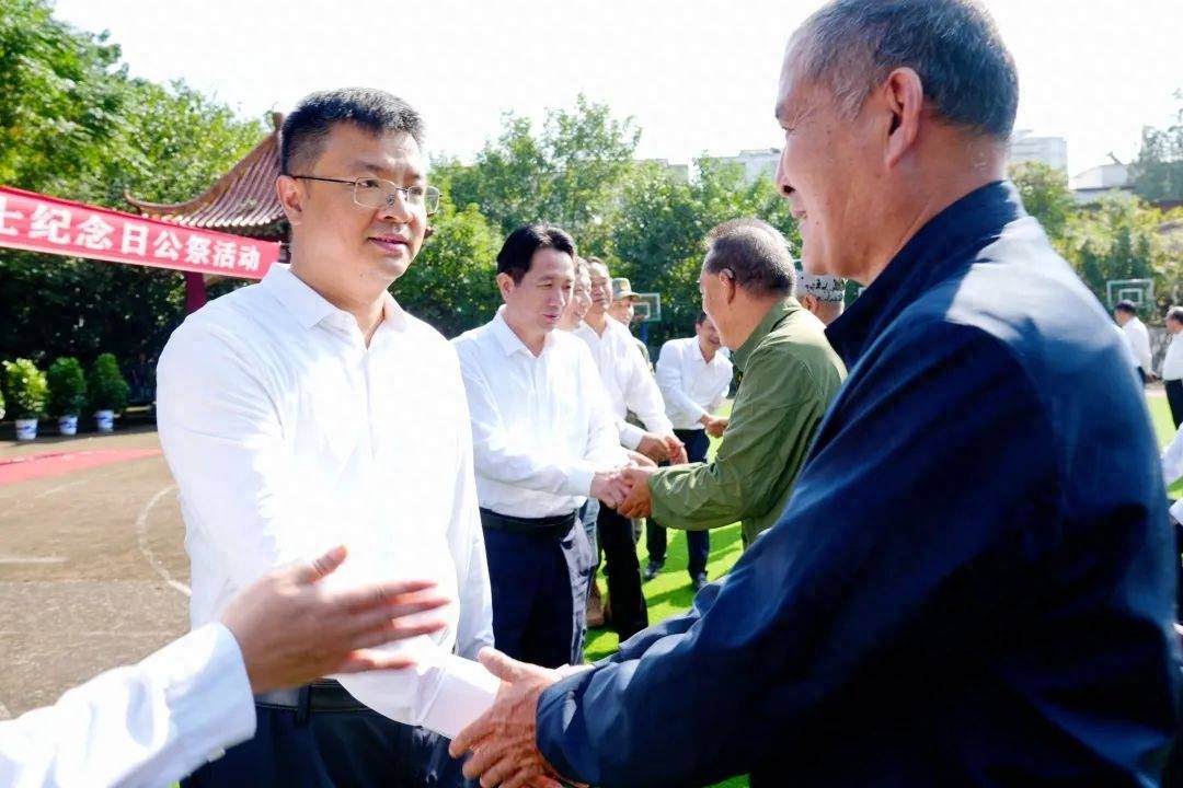 活动最后,县委书记管保臣等与退伍老战士和烈士军属代表一一握手,向