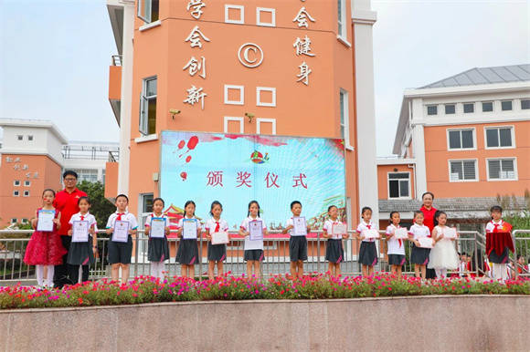 [浦东]高桥镇小学:风采少年迎国庆,榜样引领兴中华——迎国庆主题升旗