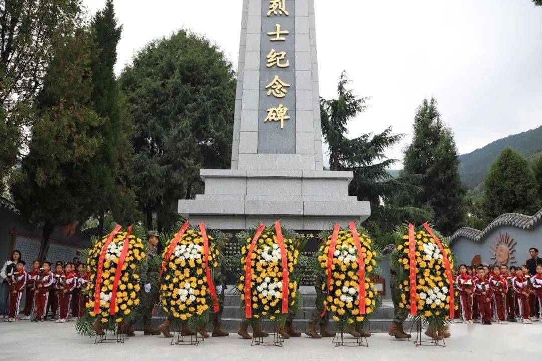 茂县举行2023年烈士纪念日公祭活动_纪念碑_花篮_礼兵