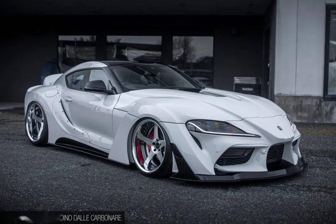 搭载veilside vfs90r 宽体碳纤套件的 supra a90,狂野且激进_搜狐汽车
