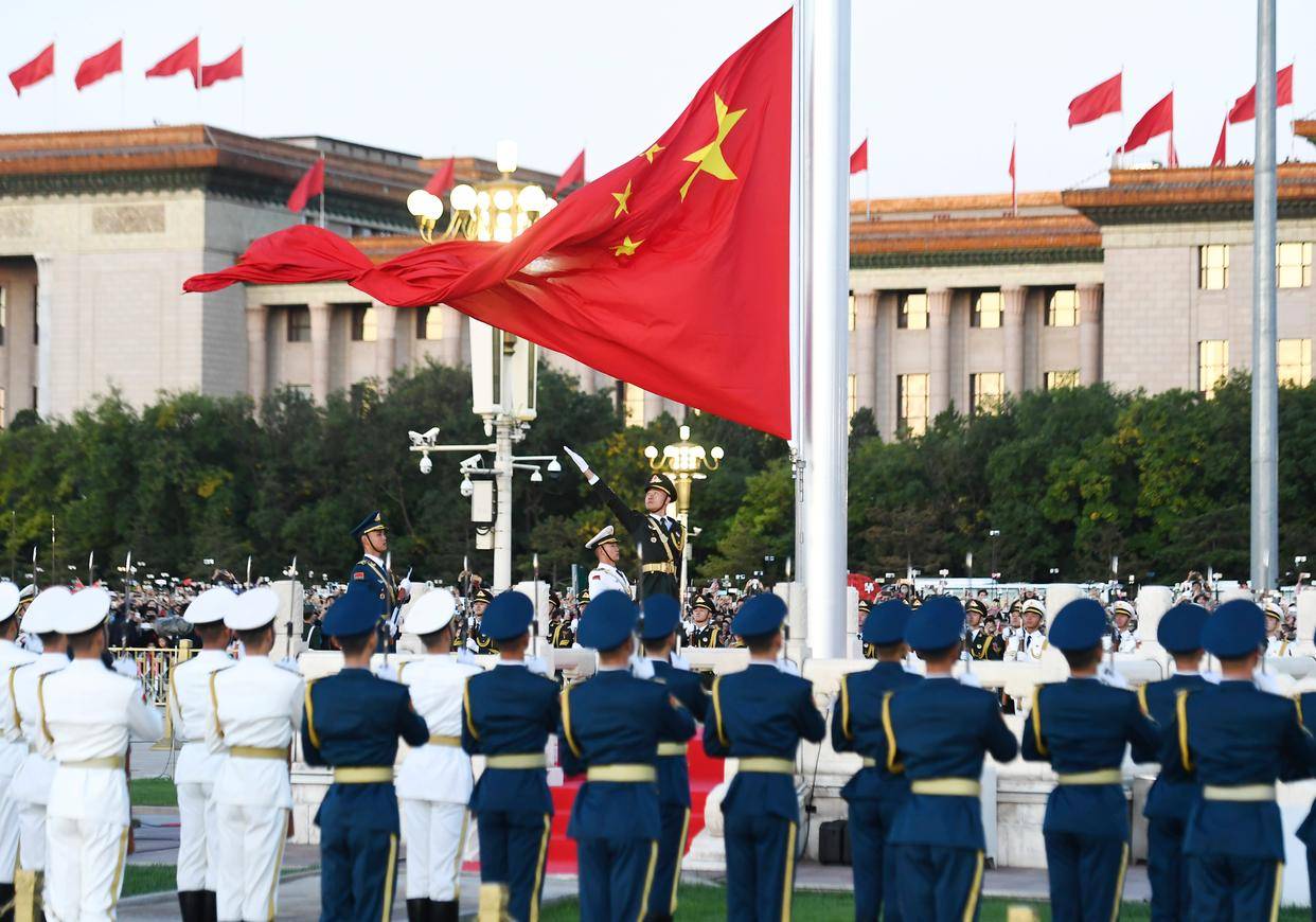 10月1日清晨,隆重的升国旗仪式在北京天安门广场举行,庆祝中华人民