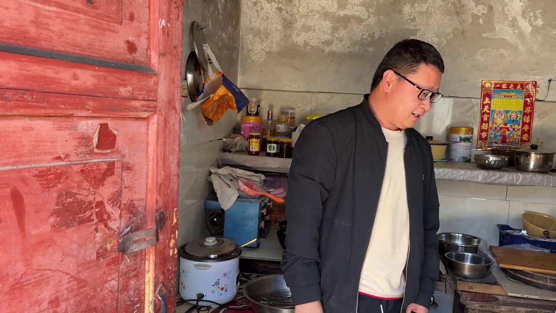 姐姐刚订完婚妈妈告诉小光,姐姐下个月就结婚,小光不知所措我的乡村